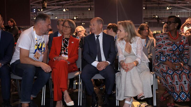 UNAIDS: Weltweiter Kampf gegen Aids und HIV am Scheideweg Bundeskanzler Olaf Scholz (SPD, M), sitzt bei der Eröffnung der 25. Welt-Aids-Konferenz zwischen Birgit Poniatowski (l), Geschäftsführerin der International AIDS Society (IAS) und Sharon Lewin (r), Präsidentin der International AIDS Society.