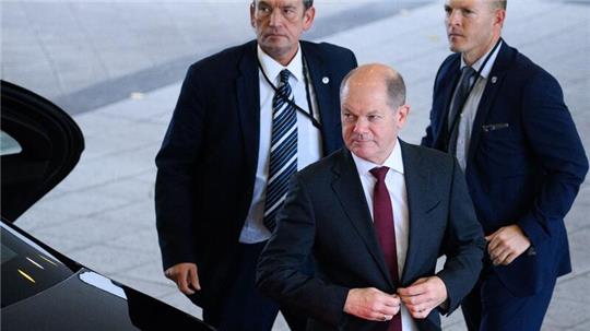 Bundeskanzler Olaf Scholz (SPD, M) wird rund um die Uhr von mehreren Personenschützern bewacht (Archivbild).