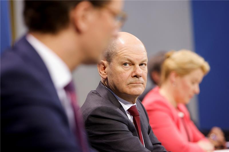 Bundeskanzler Olaf Scholz (SPD, Mitte), der nordrhein-westfälische Ministerpräsident Hendrik Wüst (CDU, links) und die Berliner Bürgermeisterin Franziska Giffey (SPD) auf einer Pressekonferenz. Scholz: "Wir dürfen nicht unvorsichtig werden". Foto: Michele Tantussi/Reuters/Pool/dpa