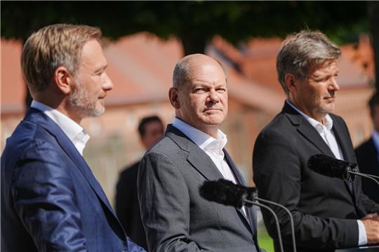Bundeskanzler Olaf Scholz (SPD; Mitte) mit Robert Habeck (Grüne; rechts) und FDP-Chef Christian Lindner.
