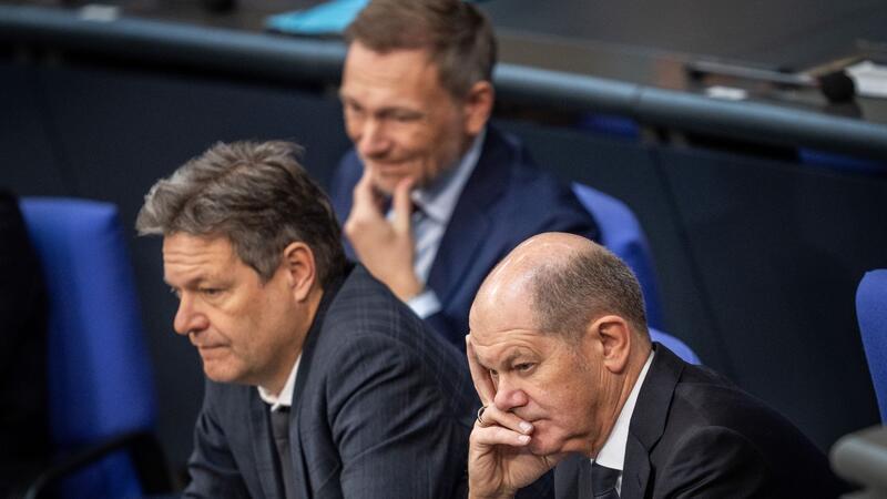 Opposition wirft Ampel verfehlte Haushaltspolitik vor Bundeskanzler Olaf Scholz (SPD), Wirtschaftsminister Robert Habeck (Bündnis 90/Die Grünen) und Finanzminister Christian Lindner (FDP) verfolgen die Debatte zum Auftakt der Haushaltswoche.