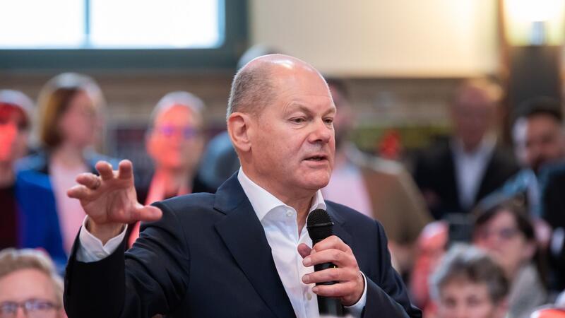 Bundeskanzler Olaf Scholz (SPD) beim Bürgerdialog seiner Partei im baden-württembergischen Nagold (Landkreis Calw).