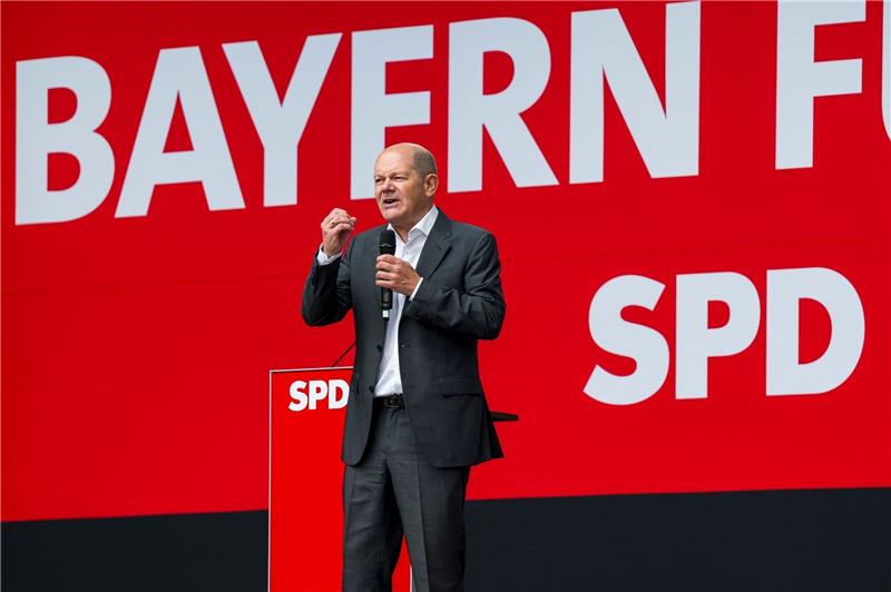 Scholz für stärkere Kontrolle der irregulären Migration Bundeskanzler Olaf Scholz (SPD) bekkent sich zum Grundrecht auf Asyl, mahnt aber auch effektivere Abschiebungen an.