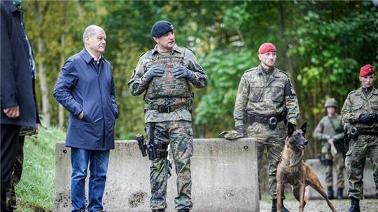 Bundeskanzler Olaf Scholz (SPD) beobachtet eine Fähigkeitsdemonstration der Territorialen Verfügungsgruppe auf dem Militärflughafen Köln-Wahn.