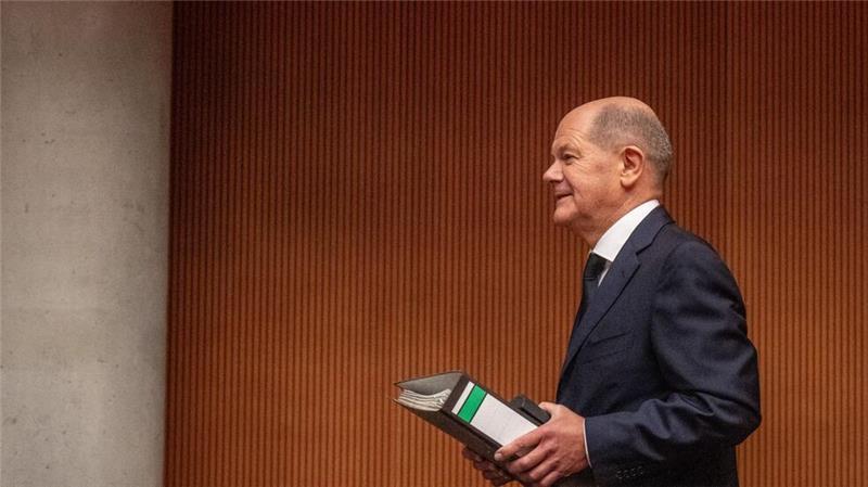 Afghanistan: Scholz lobt Maas für Rücktrittsangebot Bundeskanzler Olaf Scholz (SPD) bringt einen Aktenordner mit Unterlagen mit zu seiner Vernehmung als Zeuge im Afghanistan-Untersuchungsausschuss des Bundestages.