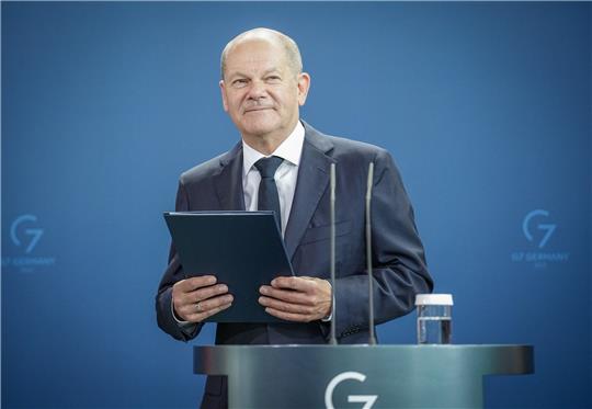 Bundeskanzler Olaf Scholz (SPD) gibt ein Pressestatement zur Gasumlage. Die Bundesregierung will für einen befristeten Zeitraum einen niedrigeren Mehrwertsteuersatz auf Erdgas verlangen. Die Steuer solle von bisher 19 auf 7 Prozent reduziert werden. Foto: Kay Nietfeld/dpa
