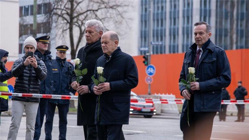 Nach Anschlag: Schwer verletzte Mutter und Kind gestorben Bundeskanzler Olaf Scholz (SPD) hat am Ort des Anschlags mit Münchens Oberbürgermeister Dieter Reiter (SPD) und Bundesverkehrsminister Volker Wissing (FDP) zum Gedenken eine Rose niedergelegt.
