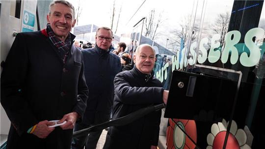 Bundeskanzler Olaf Scholz (SPD) hat die erste Wasserstofftankstelle in Bremerhaven eröffnet. 