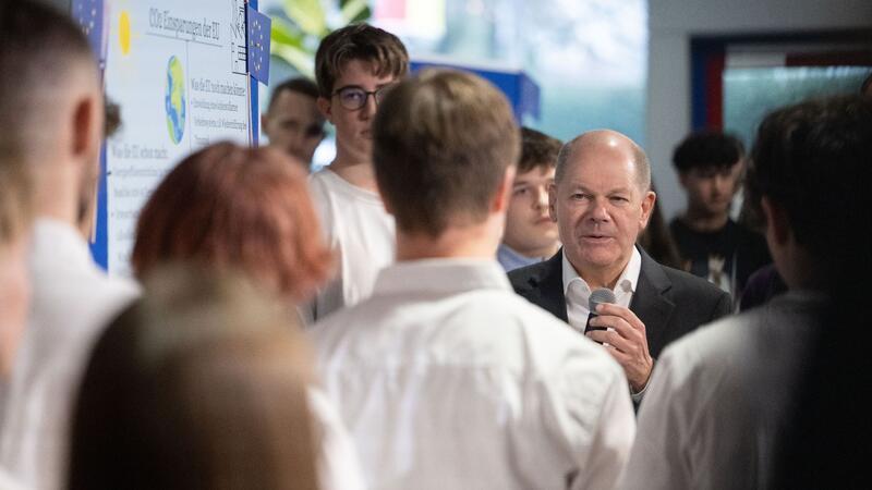 Scholz: „Ich bin der Kanzler, und deshalb gilt das“ Bundeskanzler Olaf Scholz (SPD) im Gespräch mit Schülern in einem beruflichen Schulzentrum im baden-württembergischen Sindelfingen.