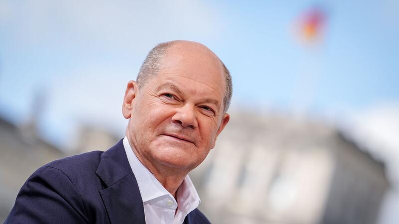 Bundeskanzler Olaf Scholz (SPD) ist „ganz zuversichtlich, dass wir den Haushalt im Juli auf den Weg bringen“.
