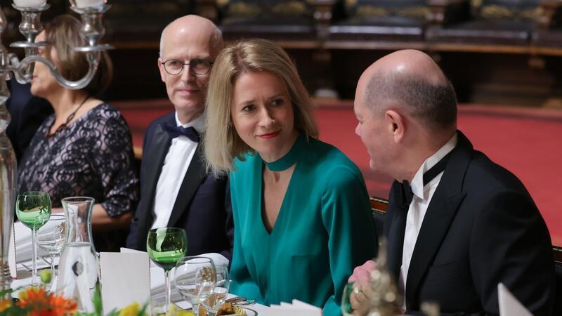 Matthiae-Mahl mit Kallas und Kanzler Scholz Bundeskanzler Olaf Scholz (SPD, r), Kaja Kallas, Premierministerin von Estland, und Peter Tschentscher (SPD), Erster Bürgermeister Hamburgs.