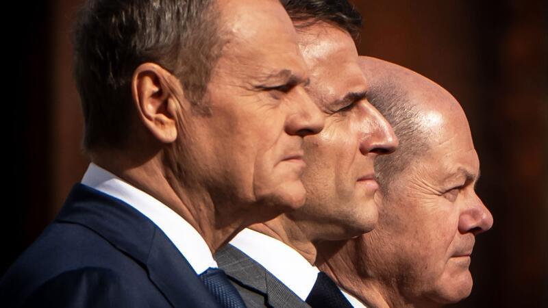 Scholz, Macron und Tusk beschwören Zusammenhalt Bundeskanzler Olaf Scholz (SPD, r) empfängt Frankreichs Präsident Emmanuel Macron (M) und Polens Ministerpräsident Donald Tusk vor dem Kanzleramt zu einem gemeinsamen Treffen.