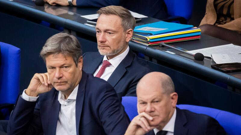 ZDF-„Politbarometer“: Ampel verliert weiter an Zustimmung Bundeskanzler Olaf Scholz (SPD, r-l), Finanzminister Christian Lindner (FDP) und Wirtschaftsminister Robert Habeck (Bündnis 90/Die Grünen).