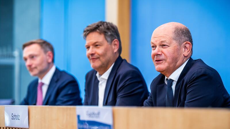 Kindergeld, Bundeswehr, Bürgergeld: Die Eckpunkte des Haushaltsentwurfs Bundeskanzler Olaf Scholz (SPD, r-l), Robert Habeck (Bündnis 90/Die Grünen), Bundesminister für Wirtschaft und Klimaschutz, und Christian Lindner (FDP), Bundesminister der Finanzen, nehmen an einer Pressekonferenz zum Haushaltsplan 2025 teil.