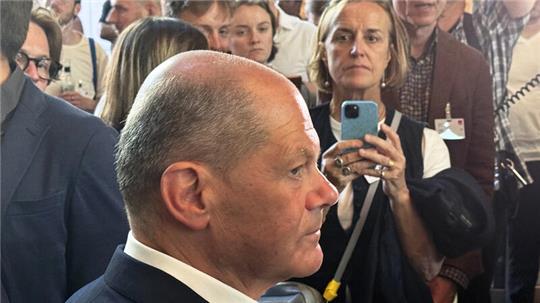 Bundeskanzler Olaf Scholz (SPD) reagiert bei der Wahlparty der SPD für die Europawahl in Deutschland. 