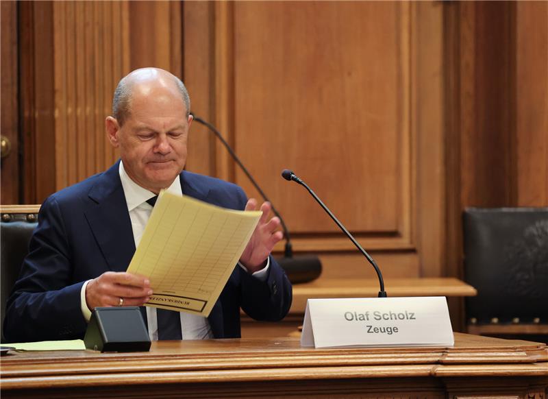 Bundeskanzler Olaf Scholz (SPD) sitzt auf seinem Platz vor Beginn einer Sitzung des Parlamentarischen Untersuchungsausschusses „Cum-Ex“. Foto: Christian Charisius/dpa