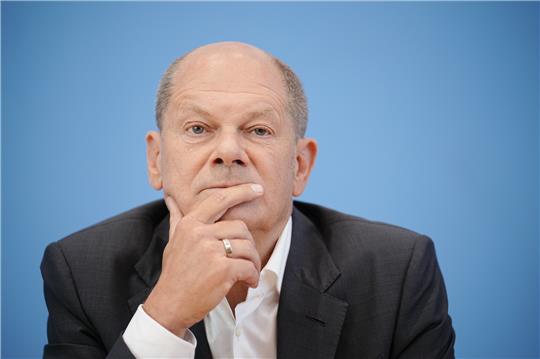 Bundeskanzler Olaf Scholz (SPD) sitzt in der Bundespressekonferenz während der Sommer-Pressekonferenz über Themen der Innen-und Außenpolitik. Foto: Kay Nietfeld/dpa