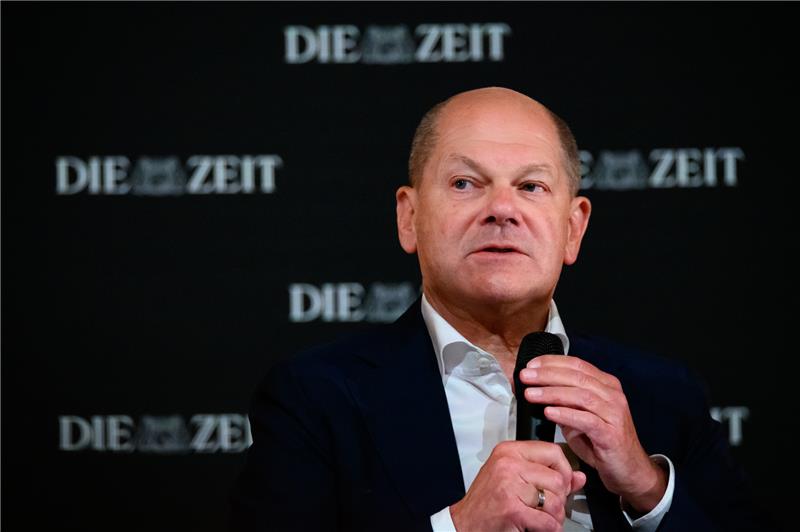 Bundeskanzler Olaf Scholz (SPD) spricht auf der Bühne.  Foto: Jonas Walzberg/dpa