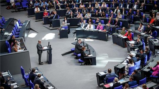 Bundeskanzler Olaf Scholz (SPD) spricht bei der Generaldebatte des Bundestags.