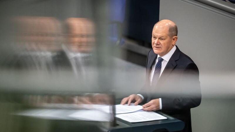 SPD-Chef sieht große Bewährungsprobe für Koalition Bundeskanzler Olaf Scholz (SPD) spricht bei einer Regierungserklärung zur Haushaltslage im Bundestag.