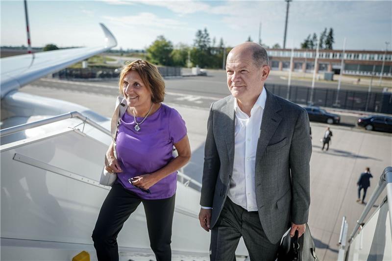 Scholz mit Ehefrau zu den UN nach New York aufgebrochen Bundeskanzler Olaf Scholz (SPD) und seine Ehefrau Britta Ernst auf dem Weg zum Airbus A350 der Luftwaffe für den Flug nach New York.