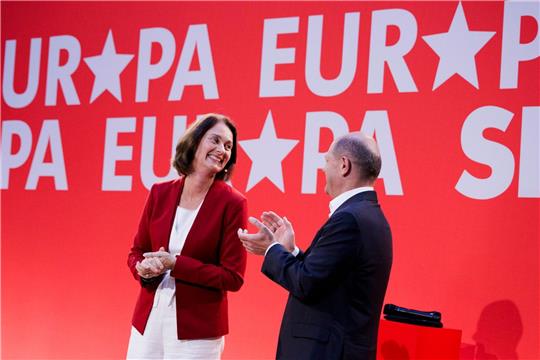 Bundeskanzler Olaf Scholz applaudiert für Katharina Barley, SPD-Spitzenkandidatin für die Europawahl.