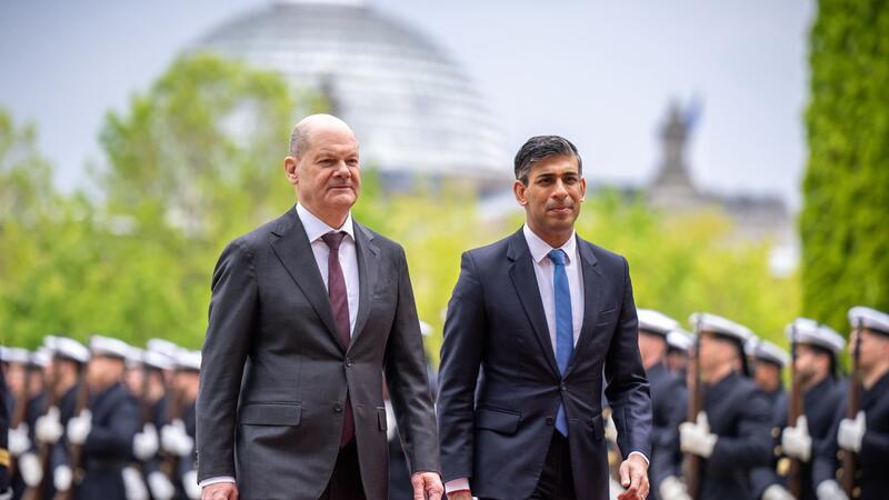 Bundeskanzler Olaf Scholz begrüßt den britischen Premier Rishi Sunak (r) mit militärischen Ehren vor dem Bundeskanzleramt.