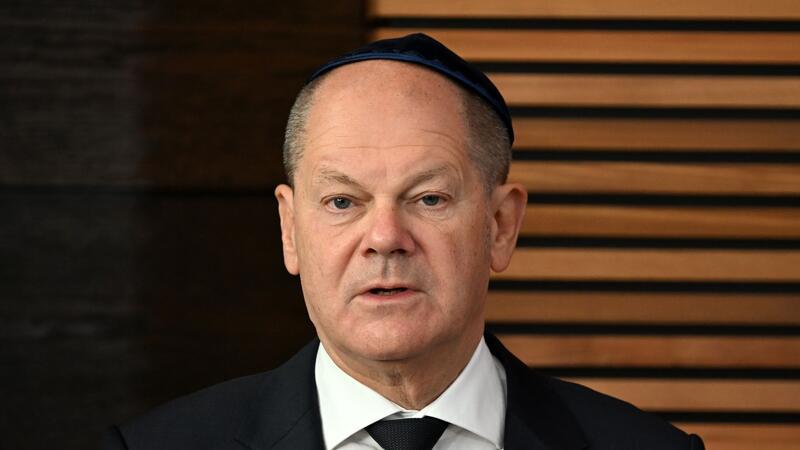 Bundeskanzler Olaf Scholz bei der Einweihung der neu erbauten Synagoge in Dessau-Roßlau.