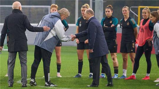 Bundeskanzler Olaf Scholz besuchte die DFB-Frauen beim Training in Frankfurt.