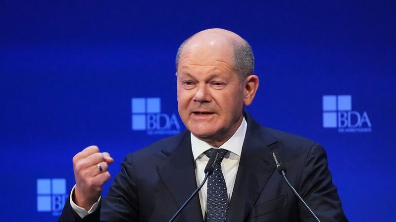 Arbeitgeber: Stimmung bei Firmen gekippt Bundeskanzler Olaf Scholz bittet um Vertrauen.