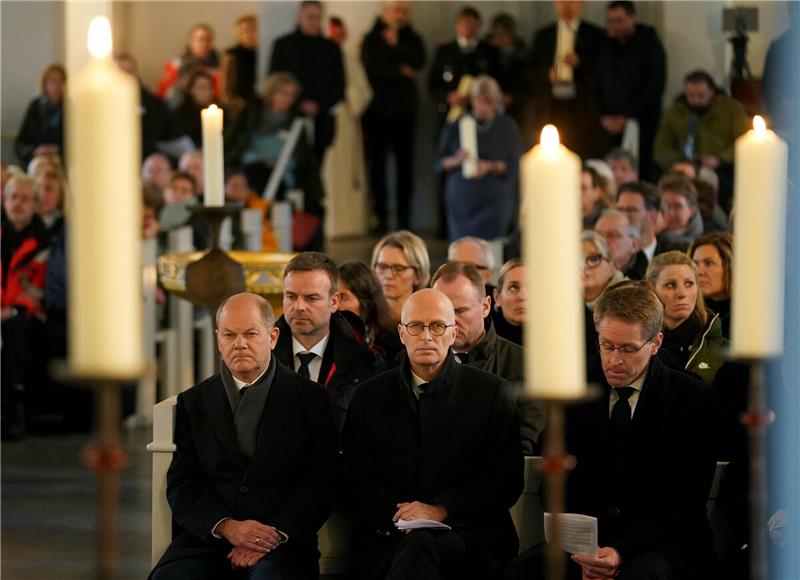 Bewegender Trauergottesdienst für Opfer der tödlichen Zugattacke Bundeskanzler Olaf Scholz (erste Reihe, l-r, SPD) und Peter Tschentscher (SPD), Erster Bürgermeister von Hamburg und Daniel Günther (CDU), Ministerpräsident von Schleswig-Holstein, nehmen am Trauergottesdienst für die Opfer der Messerattacke in einem Regionalzug von Kiel nach Hamburg teil. Foto: Marcus Brandt/dpa-Pool/dpa