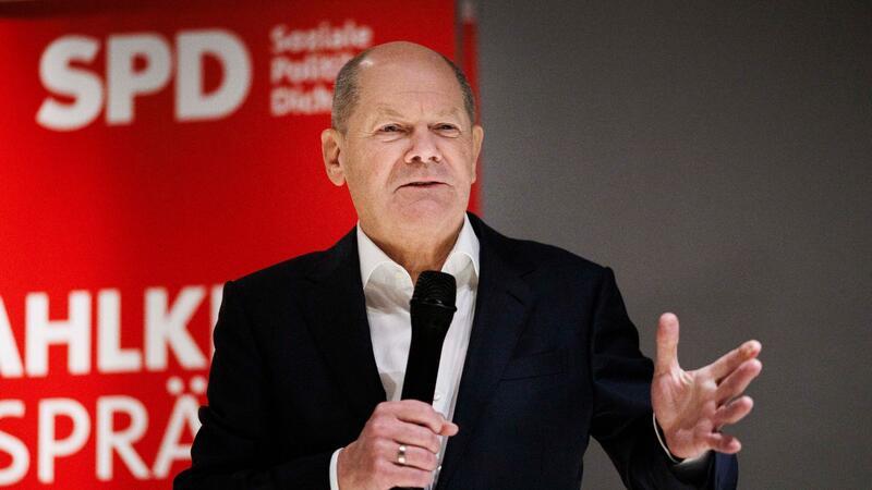 Bundeskanzler Olaf Scholz findet im Rahmen eines Wahlkreisgespräches mit Bürgerinnen und Bürgern unterstützende Worte für seinen Amtskollegen in den USA.