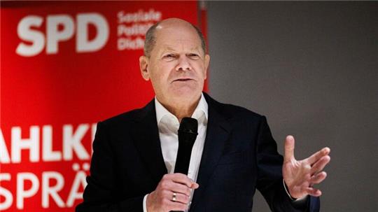 Bundeskanzler Olaf Scholz findet im Rahmen eines Wahlkreisgespräches mit Bürgerinnen und Bürgern unterstützende Worte für seinen Amtskollegen in den USA.
