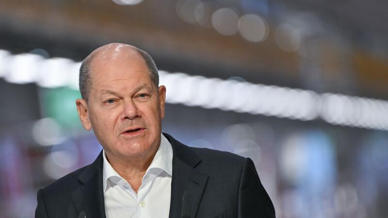 Finale der Bauernproteste: Tausende Bauern und Traktoren vor dem Brandenburger Tor Bundeskanzler Olaf Scholz