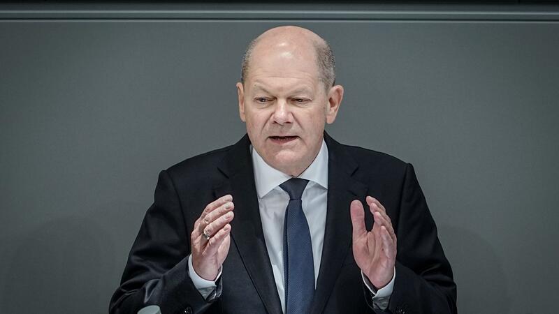 Bundeskanzler Olaf Scholz gibt vor dem Bundestag eine Regierungserklärung zum Europäischen Rat ab.