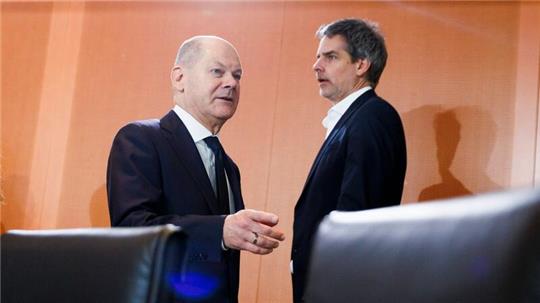 Bundeskanzler Olaf Scholz hat sich zur Papst-Interview geäußert.