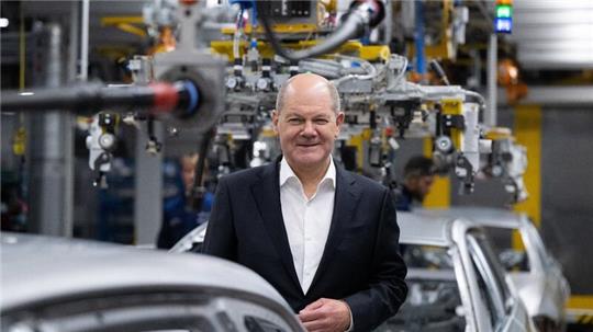 Bundeskanzler Olaf Scholz im BMW-Werk in München.