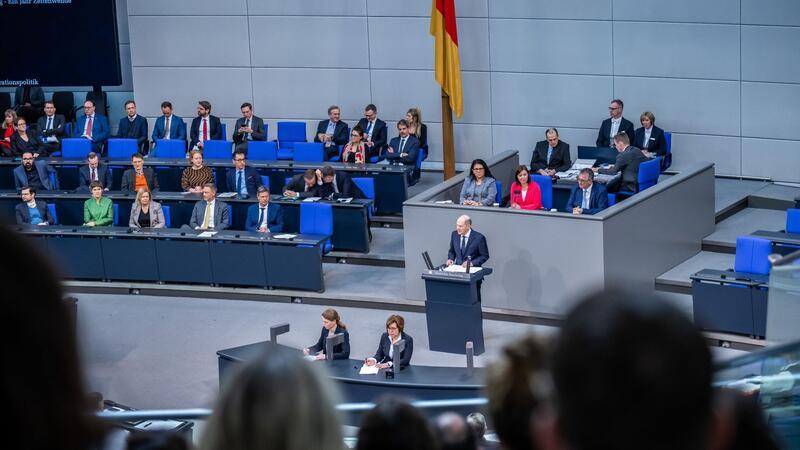 Haushalt 2024: Ukraine-Militärhilfe soll verdoppelt werden Bundeskanzler Olaf Scholz im Bundestag. Die Bundesregierung plant, die Ukraine-Hilfen im kommenden Jahr deutlich anzuheben.