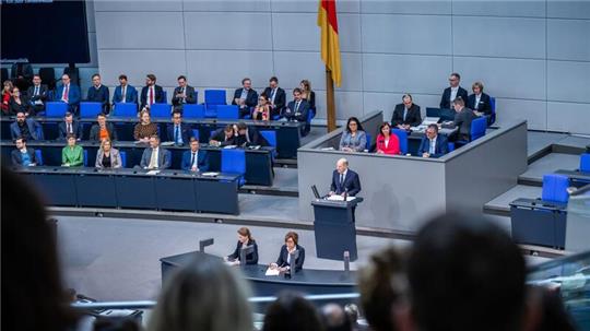 Bundeskanzler Olaf Scholz im Bundestag. Die Bundesregierung plant, die Ukraine-Hilfen im kommenden Jahr deutlich anzuheben.