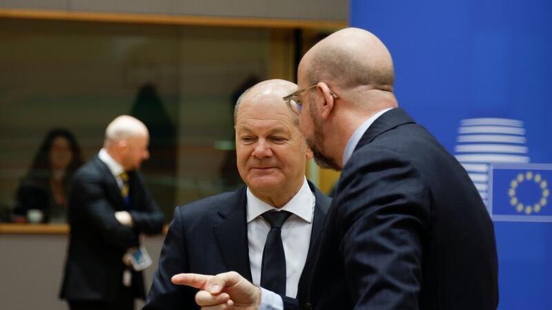 EU beschließt Start von Ukraine-Beitrittsverhandlungen Bundeskanzler Olaf Scholz im Gespräch mit EU-Ratspräsident Charles Michel.