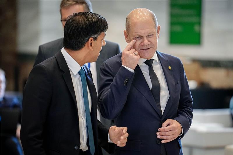 Europa-Gipfel: Deutschland liefert weiteres Flugabwehrsystem Bundeskanzler Olaf Scholz im Gespräch mit dem britischen Premier Rishi Sunak.