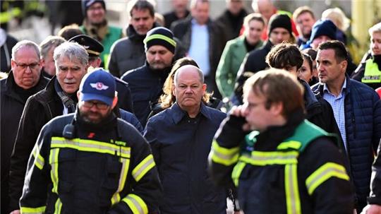 Bundeskanzler Olaf Scholz in der Innenstadt von Verden/Aller.