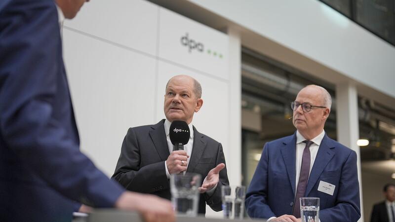 Bundeskanzler Olaf Scholz ist zu Gast bei der Deutschen Presse-Agentur in Berlin. Rechts: dpa-Chefredakteur Sven Gösmann.