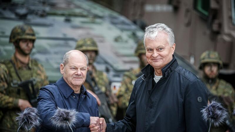 Bundeskanzler Olaf Scholz (l, SPD) und der litauische Staatspräsident Gitanas Naueda bei einem Besuch der Nato-Übung Quadriga 24.  „Deutschland steht unverrückbar an der Seite der baltischen Staaten“, sagt der Kanzler.