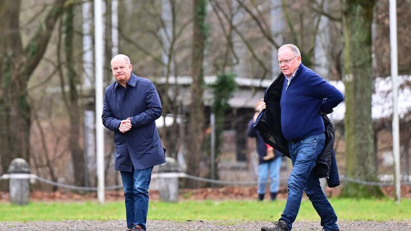 Bundeskanzler Scholz dankt Helfern in Hochwassergebieten Bundeskanzler Olaf Scholz (l) hat sich zusammen mit Ministerpräsident Stephan Weil bei einem Rundflug einen Eindruck über die Hochwasserlage im Norden Niedersachsens verschafft.
