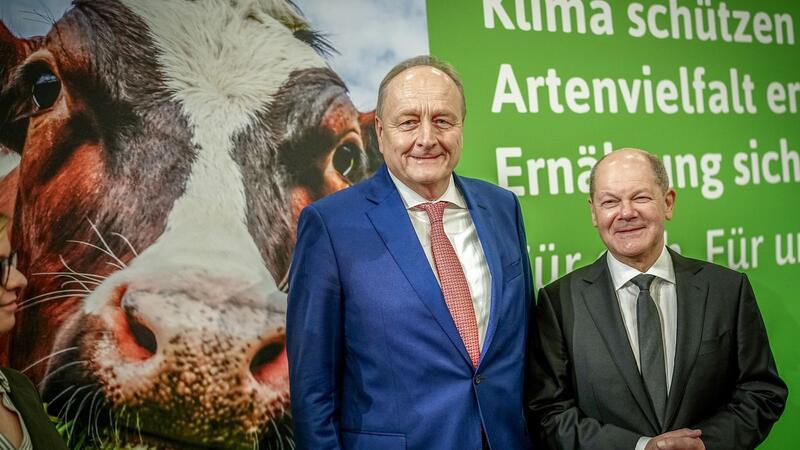 Teigzopf und Dialog: Der Kanzler auf der Grünen Woche Bundeskanzler Olaf Scholz mit Bauernpräsident Joachim Rukwied auf der Grünen Woche.