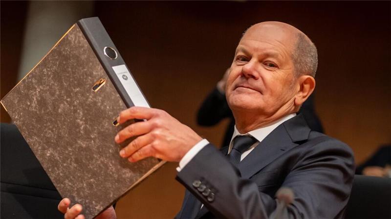 Bundeskanzler Olaf Scholz nimmt als Zeuge an der Sitzung des Untersuchungsausschusses zum Atomausstieg teil.