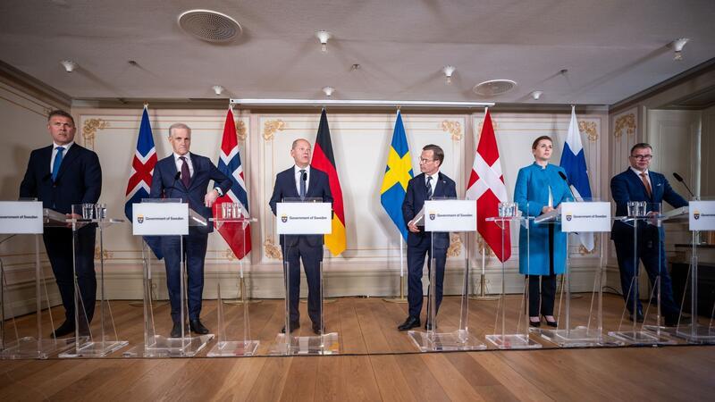 Bundeskanzler Olaf Scholz, nimmt neben (l-r) Bjarni Benediktsson, Ministerpräsident von Island, Jonas Gahr Store, Ministerpräsident von Norwegen, Ulf Kristersson, Ministerpräsident von Schweden, Mette Frederiksen, Ministerpräsidentin von Dänemark, und Petteri Orpo, Ministerpräsident von Finnland, an einer Pressekonferenz nach dem Treffen des Nordischen Rats in Schweden teil.