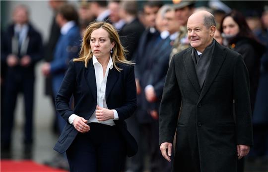 Bundeskanzler Olaf Scholz (r, SPD) begrüßt Giorgia Meloni: Im Ausland waren die Sorgen groß, dass Italien weit nach rechts rücken könnte.