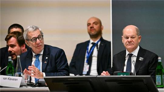Bundeskanzler Olaf Scholz (r, SPD) und Alberto van Klaveren Stork (3.v.l), Außenminister von Chile, sitzen während der Weltklimakonferenz der Vereinten Nationen bei der Veranstaltung „Climate Club Full Launch“.
